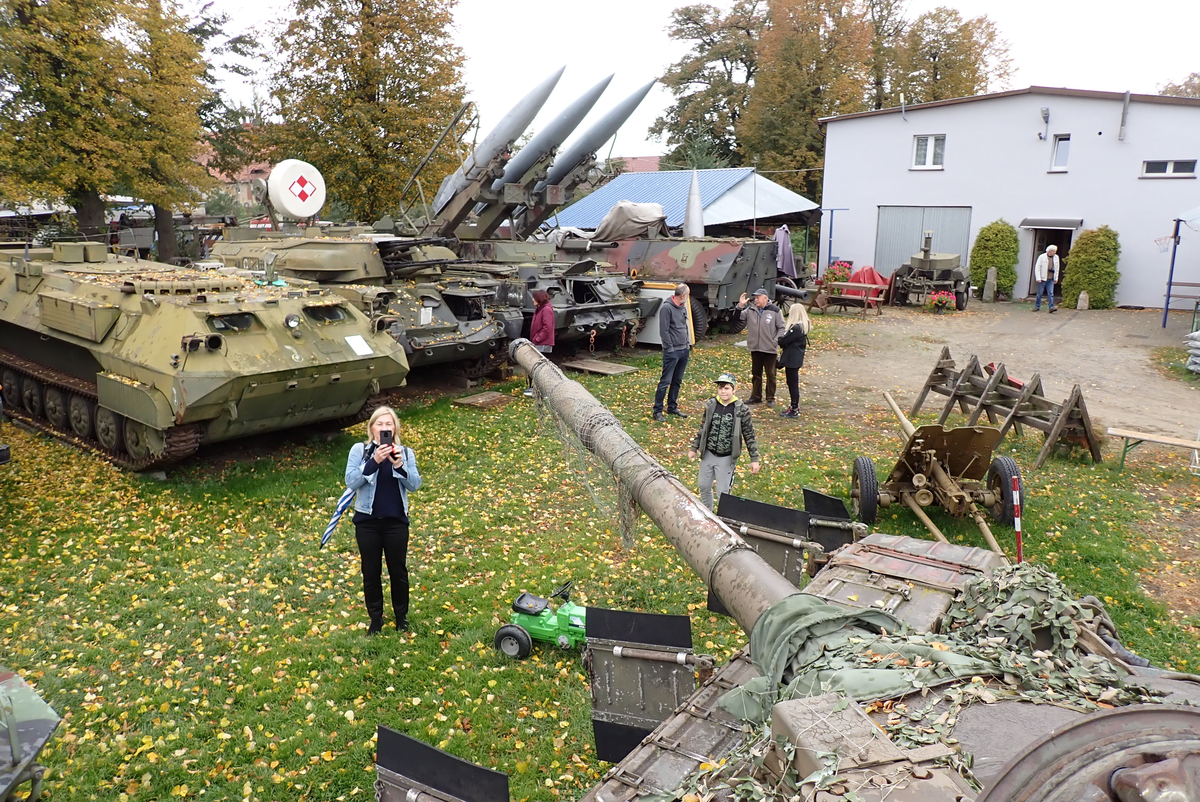 10.1._Muzeum_Broni_i_Militariów_-Ekspozycja_plenerowa.JPG