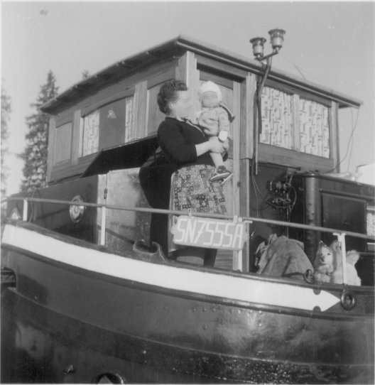 Fot 1. Rodzina żona i syn własciciela barki na statku lata 60
